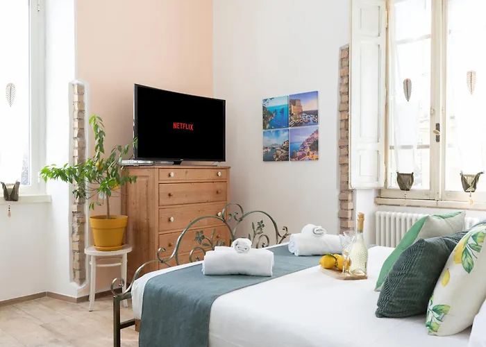 Charming Capri Style Retreat - Near Termini Station, Near Colosseum Rome